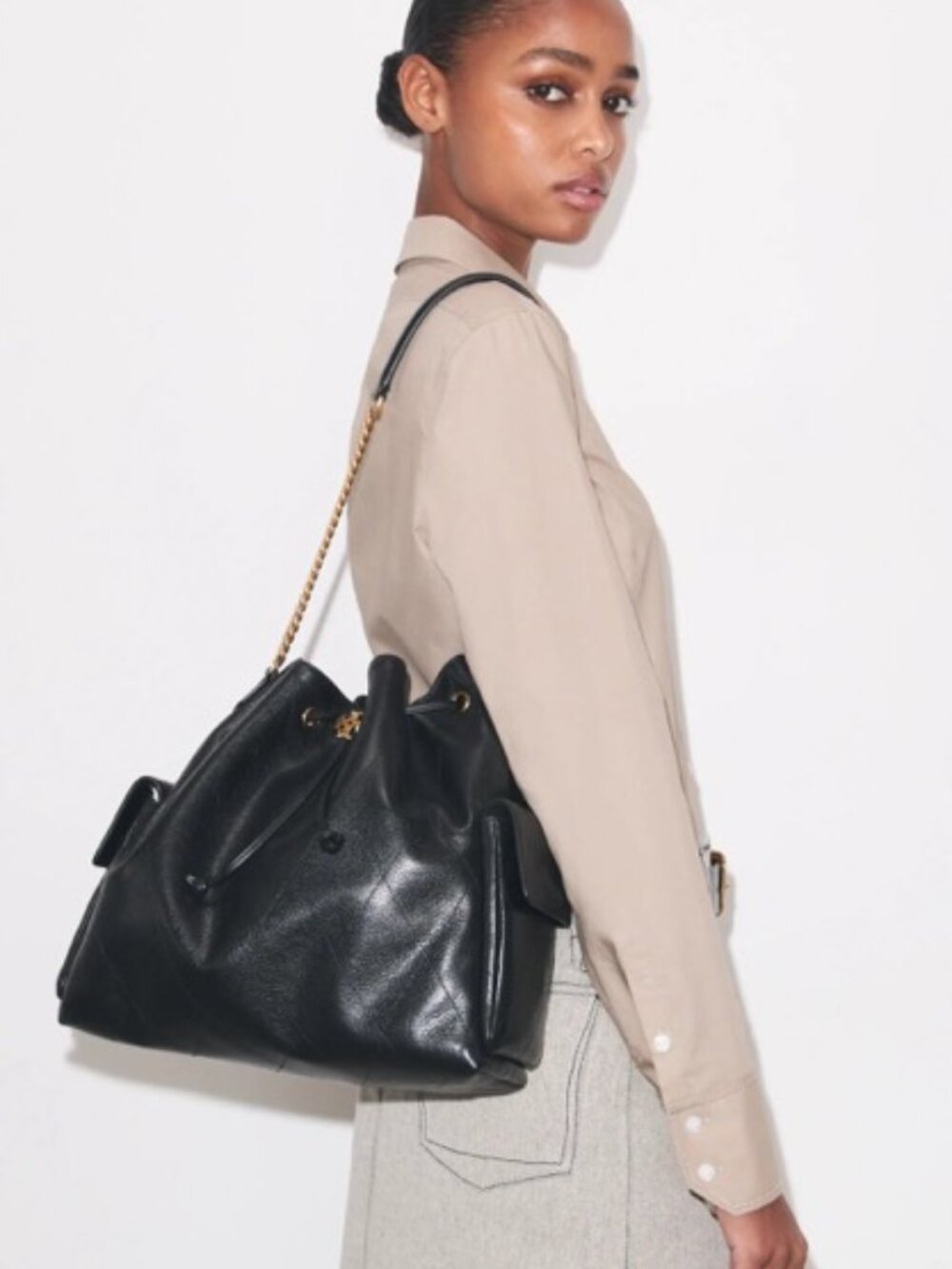 TORY BURCH LARGE CHARLIE QUILTED DRAWSTRING SHOULDER BAG, BLACK - Picture 15 of 15